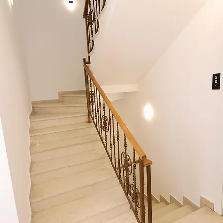 Emar Tirana